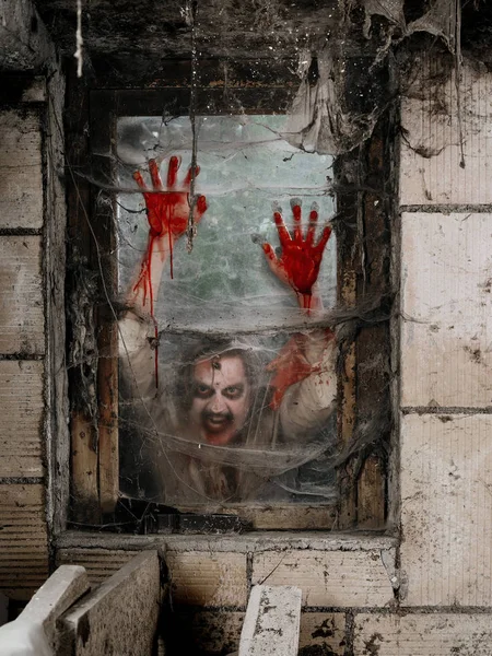 Foto Voor Een Hongerige Zombie Staren Naar Door Een Vuile — Stockfoto