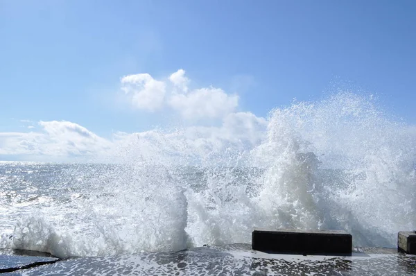 Onde Marine Che Infrangono Sul Porto Cemento Con Spray — Foto Stock