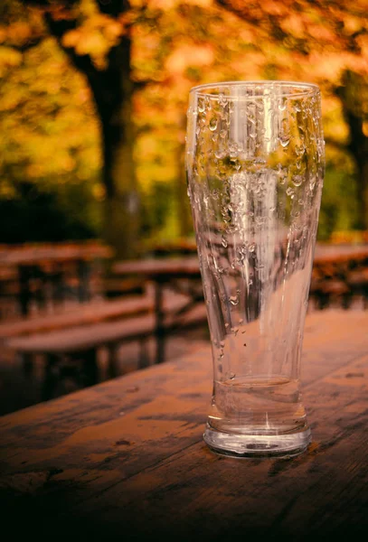 Retro Foto Eines Leeren Bierglases Auf Einem Biergarten Herbst — Stockfoto