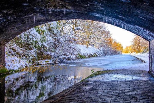 Utsikt Över Frozen Birmingham Canal Bro — Stockfoto