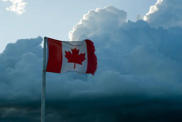 Kanadensisk Flagga Sköt Mot Några Cumulus Moln — Stockfoto