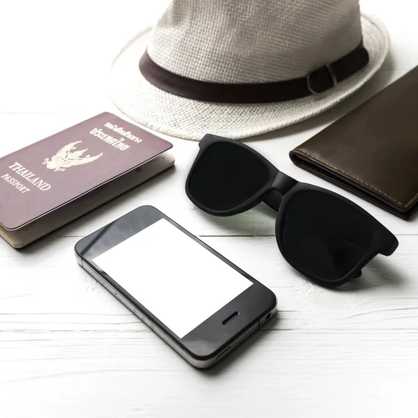 Gafas Sol Sombrero Teléfono Inteligente Pasaporte Sobre Mesa Blanca — Foto de Stock