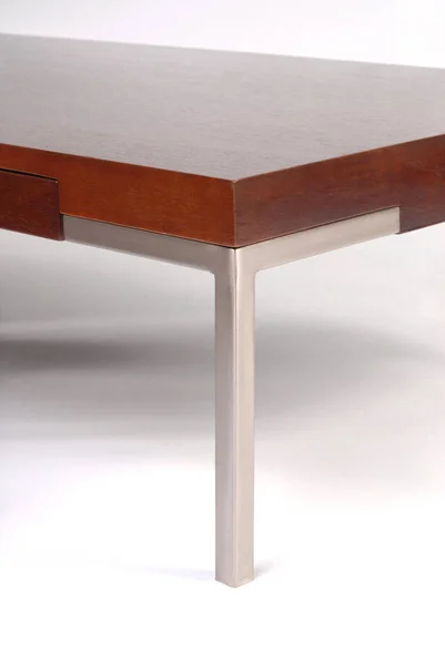 木制和金属咖啡桌角落细节 白色背景 — 图库照片