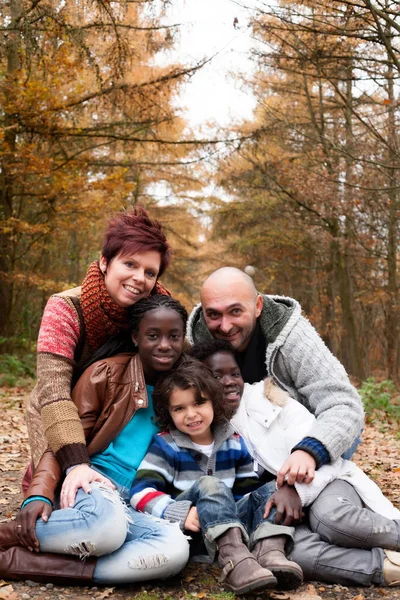 Família Feliz Com Crianças Adotivas Floresta — Fotografia de Stock