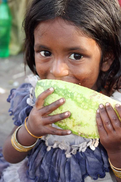 Uma Pobre Menina Indiana Mendigo Faminta Comendo Uma Melancia — Fotografia de Stock