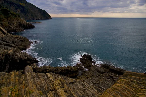 Pilvet Abstrakti Kalliovesi Rantaviiva Kautta Dell Amore Riomaggiore Manarola Italy — kuvapankkivalokuva