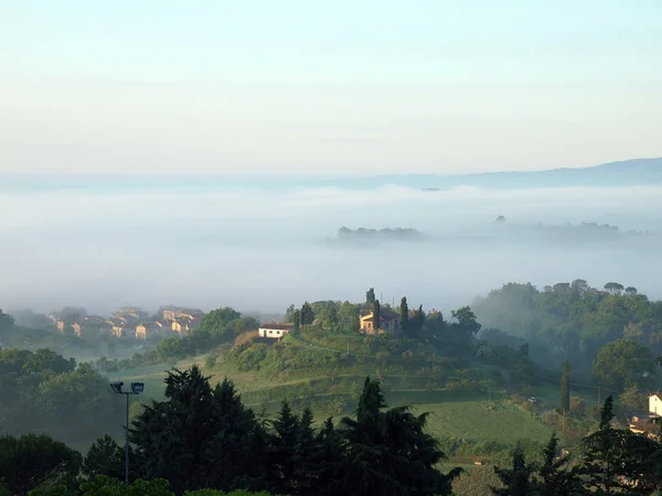 Prachtige Landschap Van Mistige Ochtend Toscane Vallei Tussen Montepulciano Chiusi — Stockfoto