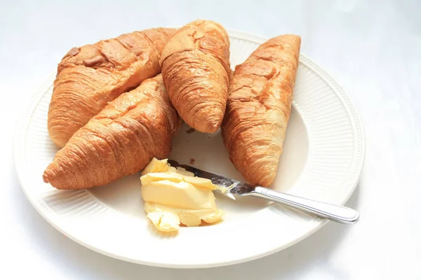전형적인 프랑스식 버터를 곁들인 크루아상 — 스톡 사진