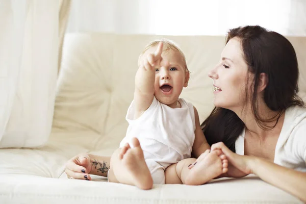 Madre Con Suo Bambino Che Gioca Divano Soggiorno — Foto Stock