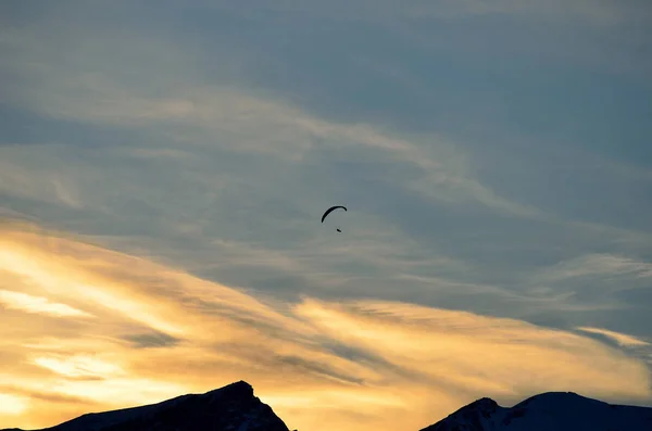 Paraglider Levendige Kleurrijke Dawn Sky Met Majestueuze Besneeuwde Berg Onder — Stockfoto