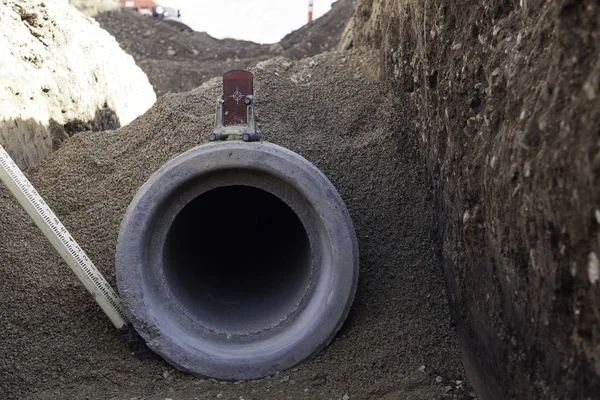 Instalación Tuberías Hormigón Sitio Construcción Con Nivel Relleno — Foto de Stock