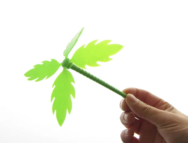 Hand Man Fånga Grön Plast Blomma — Stockfoto