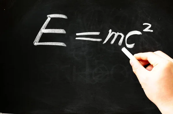 阿尔伯特 爱因斯坦的物理公式写在黑板上 — 图库照片