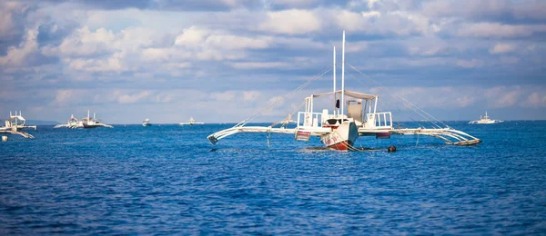 Gran Catamarán Mar Abierto Cerca Isla Bohol — Foto de Stock