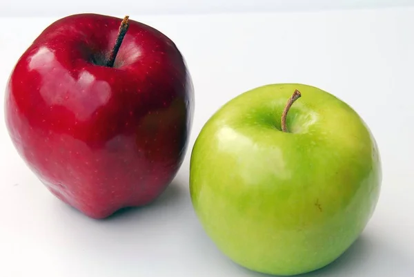 独立的拍摄的红色和绿色的苹果 — 图库照片