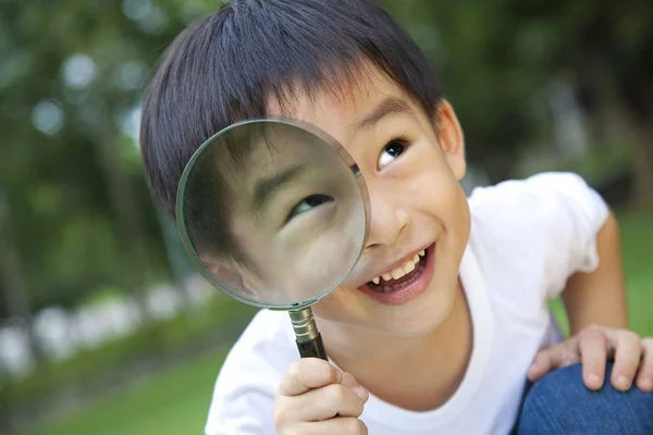 Azjatycki Chłopiec Trzyma Lupa — Zdjęcie stockowe