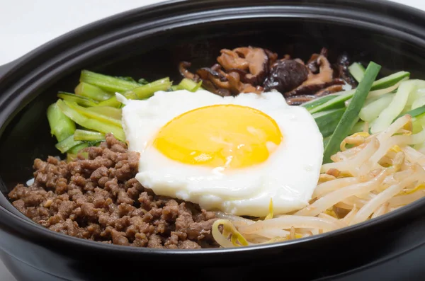 Bibimbap Tradisional Korea Dalam Panci Tanah Liat — Stok Foto