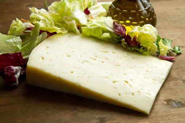 Queijo Asiago Com Salada Fresca Mesa Madeira — Fotografia de Stock