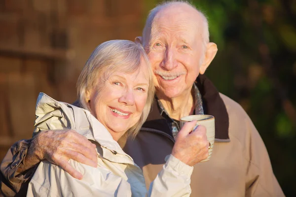 幸福的已婚老年夫妇户外与咖啡户外 — 图库照片