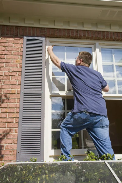 Kontraktet Målare Målning Exteriör Trim Till Snabbare Försäljning Hem Begagnade — Stockfoto