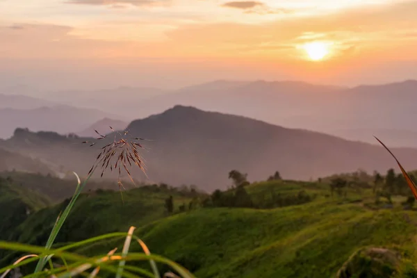 Vackra Landskap Natur Berg Med Solen Molnet Dimma Och Ljusa — Stockfoto