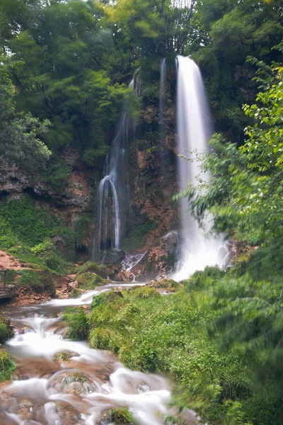 Zlatibor 山上的 Gostilje 瀑布周围形成的雾 — 图库照片