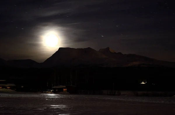 Luna Ilumina Montaña Cubierta Nieve Estrella Llena Cerca — Foto de Stock