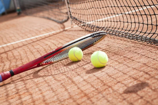 Tennishintergrund Mit Tennisausrüstung Auf Sandplatz — Stockfoto