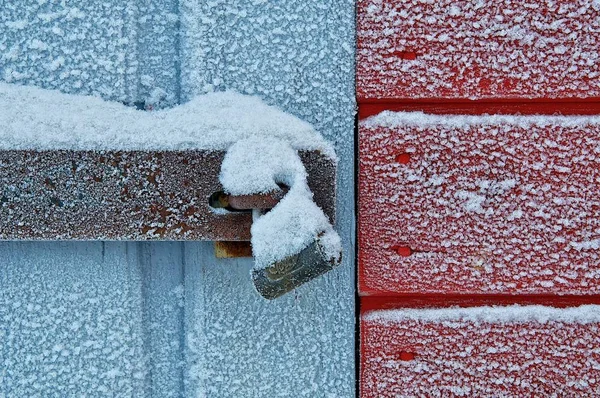 雪で覆われた古いロック — ストック写真