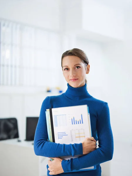 Mujer Negocios Sosteniendo Informes Mirando Cámara Copiar Espacio — Foto de Stock