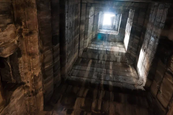 Естественный Свет Проникает Интерьер Храма Ангкоре — стоковое фото
