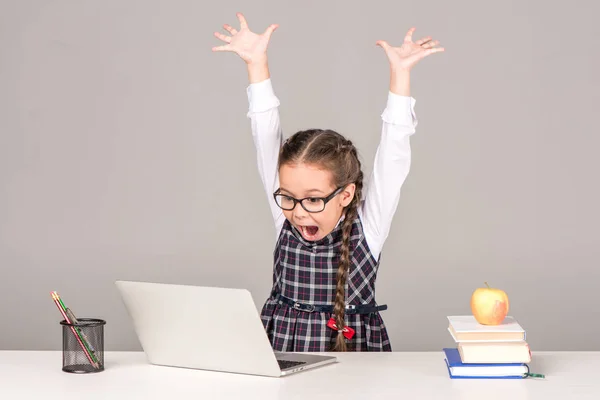 Gadis Sekolah Yang Ceria Duduk Meja Dengan Laptop — Stok Foto