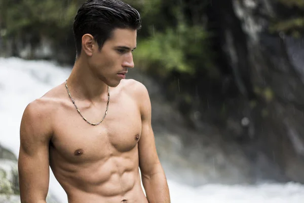 Hombre Joven Sin Camisa Guapo Cerca Cascada Montaña Con Cuerpo — Foto de Stock