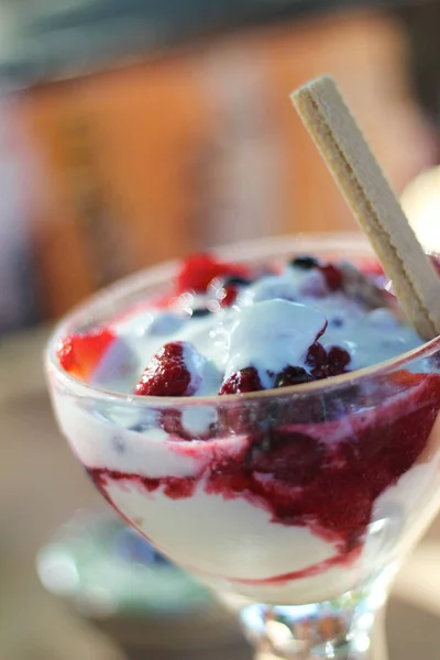 Berry Ice Cream Cup — Stockfoto