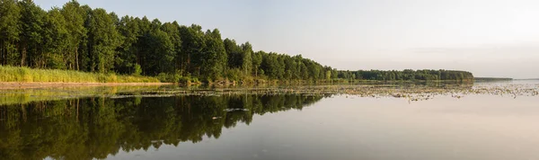 Modré Jezero Oblačnou Oblohou Přírodní Série — Stock fotografie