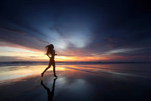 Femme Heureuse Courant Sur Plage Coucher Soleil Bali Seminyak Double — Photo