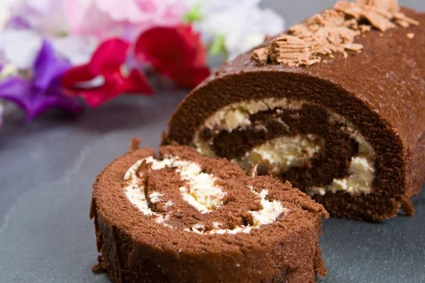 Zelfgemaakte Chocolade Broodje Met Verse Bloemen Een Lei — Stockfoto