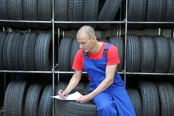 Trabajador Hace Inventario Taller Neumáticos Comprueba Stock —  Fotos de Stock