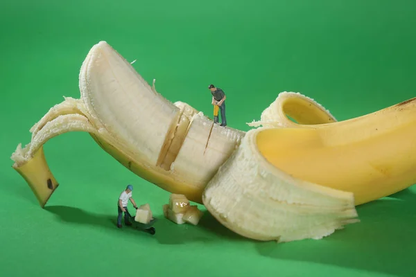 Miniaturowe Budowlańcy Konceptualne Żywności Zdjęcia Bananem — Zdjęcie stockowe