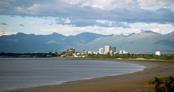 Sandstrand Bucht Ankerplatz Alaska Innenstadt Skyline — Stockfoto