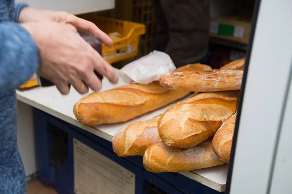 Vásárlás Friss Francia Kenyér Pékségben — Stock Fotó