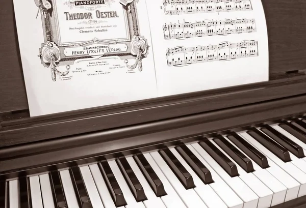 Piano Electrónico Cerca Con Notas — Foto de Stock