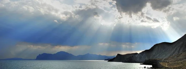 Langit Dan Gunung Cahaya Matahari Melalui Mendung Padat Atas Pegunungan — Stok Foto