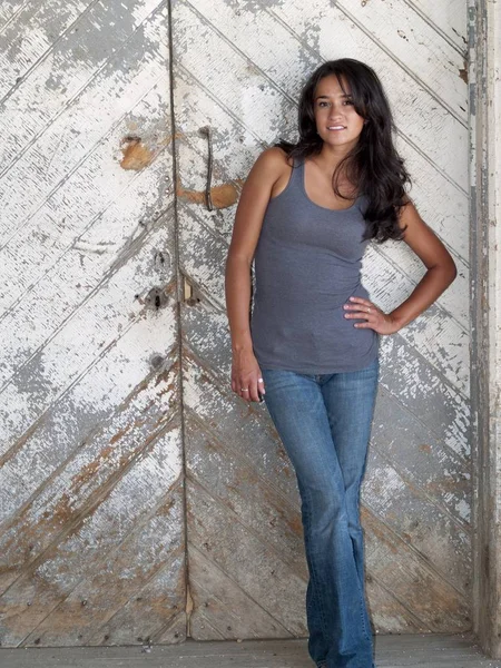 Young Native American Woman Standing Front Barn Door — Stock Photo, Image