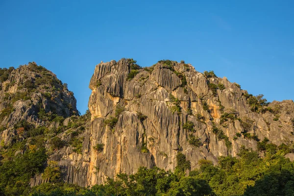 Roca Acantilado Montaña Bajo Cielo Azul — Foto de Stock