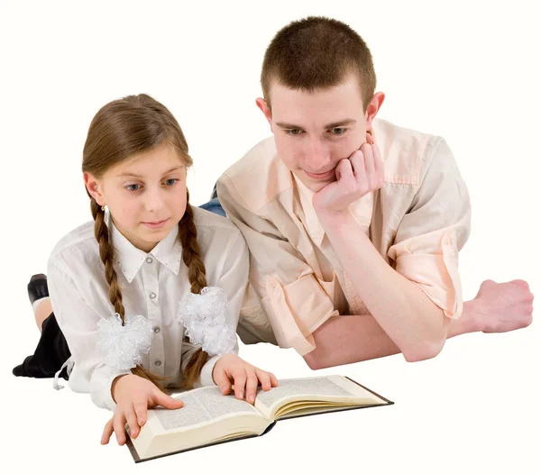 Mann Und Mädchen Lesen Buch Auf Weißem Hintergrund — Stockfoto