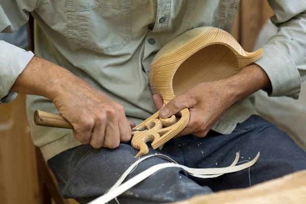 主木雕刻师使用一个特殊的刀木国家菜 一个包与图案手柄 — 图库照片