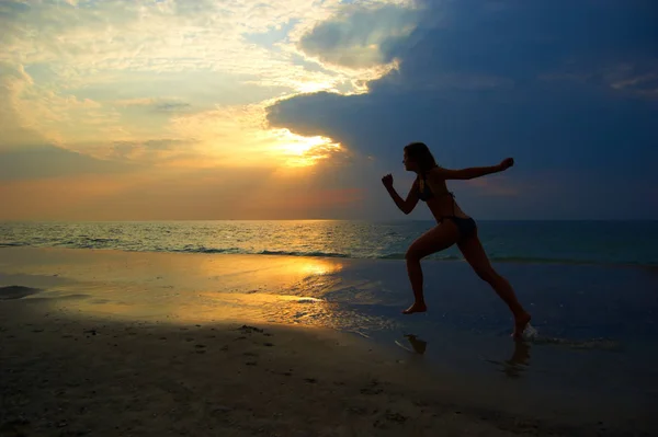 Une Femme Tôt Matin Sur Mer — Photo