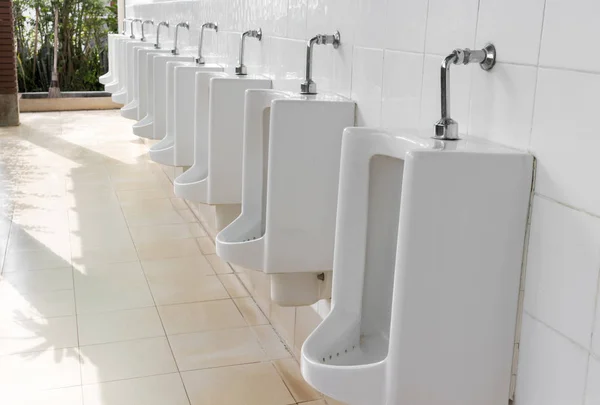 Close Urinoirs Witte Kleur Mannen Openbare Toilet Met Licht Van — Stockfoto