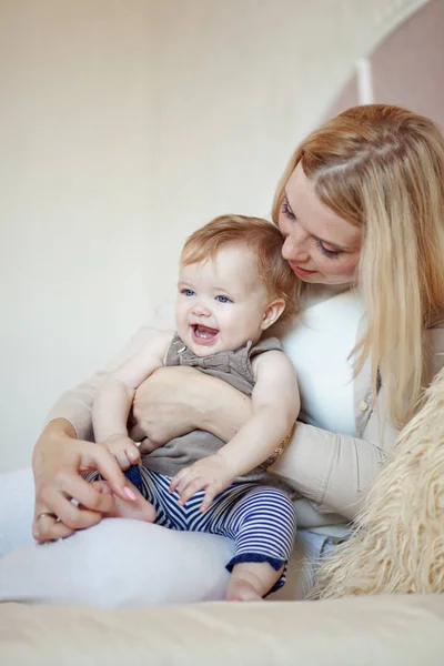 Madre Con Suo Bambino Casa — Foto Stock